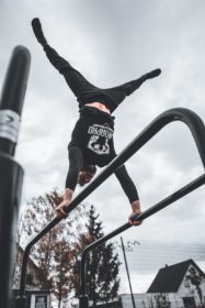 équipement de sport extérieur pour une aire de street workout : figure triple dips