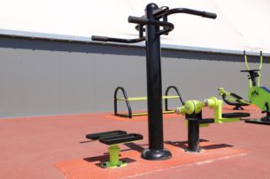 équipement de sport extérieur pour une aire de fitness : stepper twister sol souple