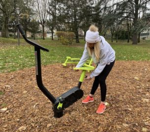 Agrès de sport extérieur pour une aire de fitness outdoor : vélo réglage selle