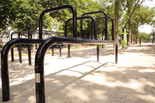 équipement de sport extérieur pour une aire de fitness : workout bench street workout