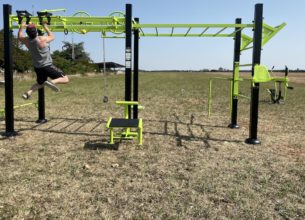 équipement de sport extérieur pour une aire de street workout : cross training v2 utilisation traction