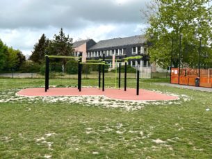 aire de street workout sur sol souple rouge équipement de sport extérieur