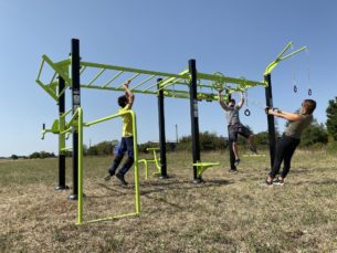 équipement de sport extérieur pour une aire de street workout : cross training v2 utilisation 3 personnes