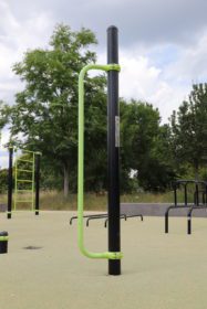 équipement de sport extérieur pour une aire de fitness : la barre de pôle freetness