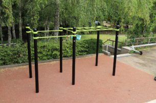 équipement de sport extérieur pour une aire de fitness :barre de traction pont de singe vue 2
