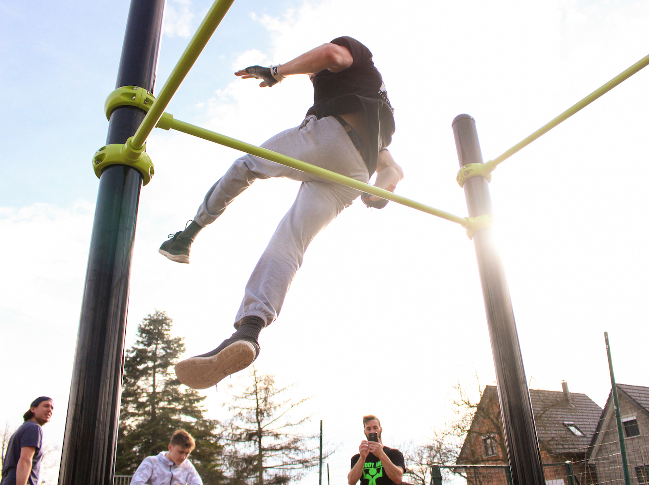 équipement de street workout pour un aire sportive outdoor : figure sur une barre de traction