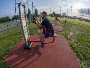 parcours sportif lens biceps curl piston aire de fitness plein air vue 3