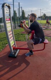 parcours sportif lens biceps curl piston aire de fitness plein air