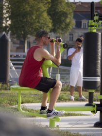 parcours sportif bayonne biceps curl piston aire de fitness plein air