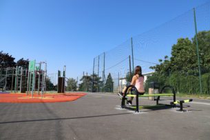 équipement de sport extérieur pour une aire de fitness : banc training pédalier freetness vue 1