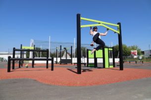 équipement de sport extérieur pour une aire de fitness : cliffhanger du plateau ninja