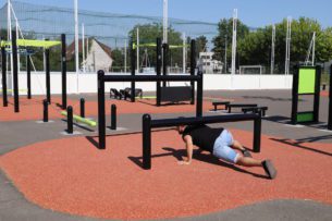équipement de sport extérieur pour une aire de fitness : poutre dessus dessous du plateau ninja