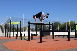 équipement de sport extérieur pour une aire de fitness : utilisation poutre dessus dessous du plateau ninja