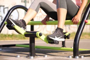 équipement de sport extérieur pour une aire de fitness : banc training pédalier freetness vue 2