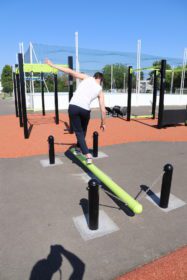 équipement de sport extérieur pour une aire de fitness : Poutre mouvante du plateau ninja vue 2
