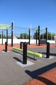 équipement de sport extérieur pour une aire de fitness : poutre mouvante du plateau ninja