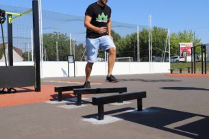 équipement de sport extérieur pour une aire de fitness : triple poutre freetness du plateau ninja