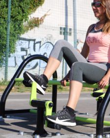 équipement de sport extérieur pour une aire de fitness : banc training pédalier freetness