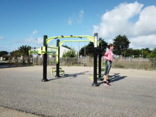 équipement de street workout compact training sur un enrobé