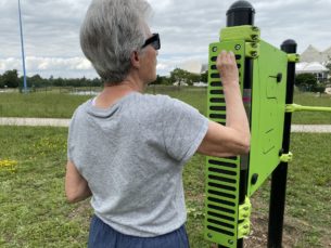 Equipement de sport extérieur pour une aire de fitness senior : Escalier de doigts