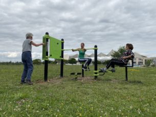 Equipement de sport extérieur pour une aire de fitness senior : Escalier de doigts, panneau, pédalier, twister