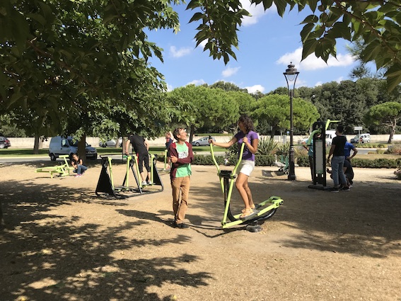 aire de fitness dans un parc vélo elliptique