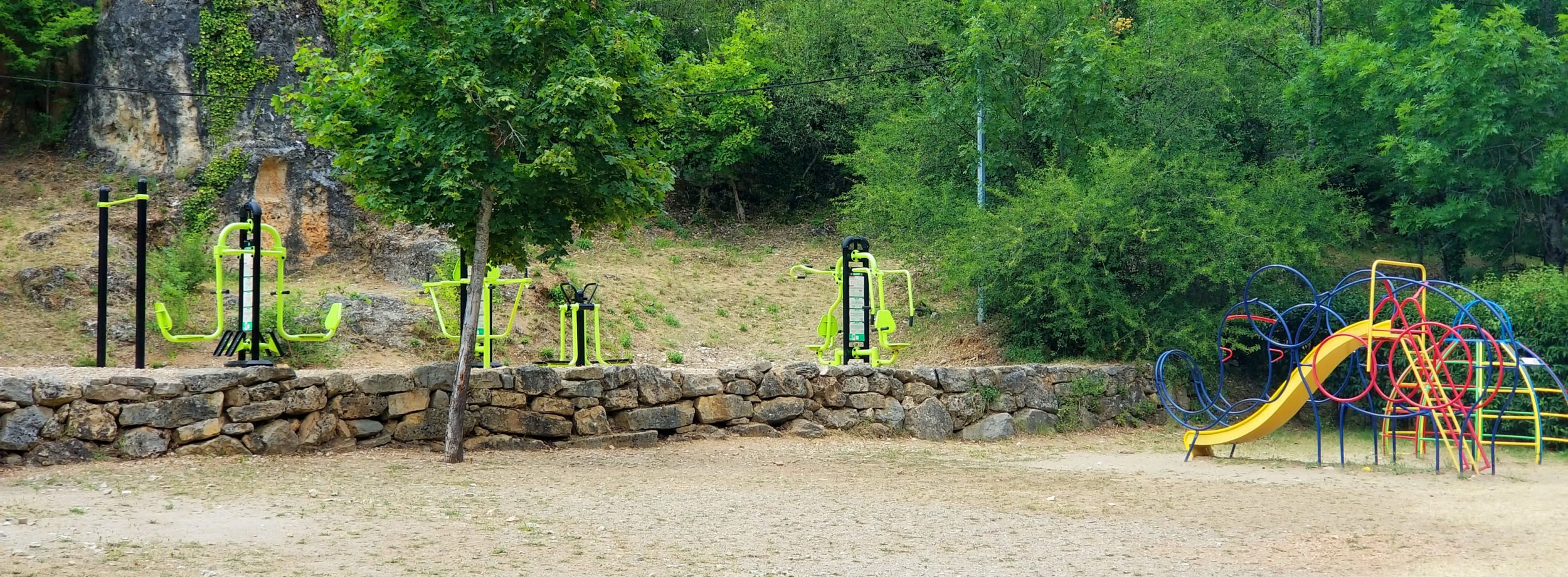 camping aire de fitness avec une aire de jeux pour enfant