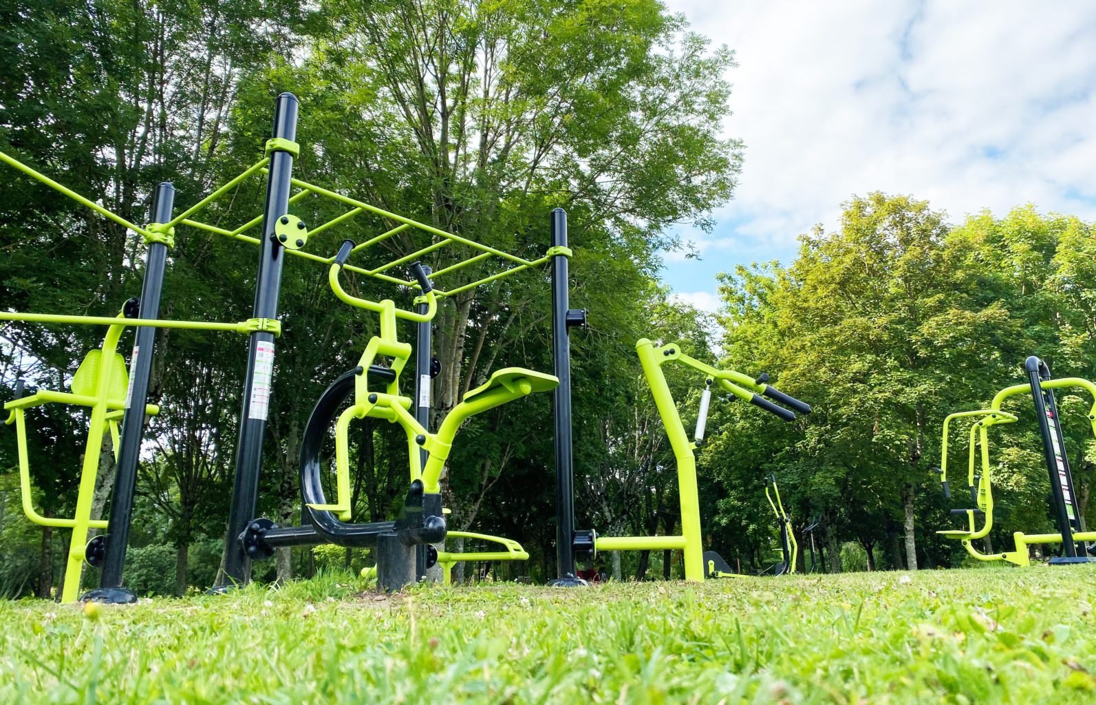 aire de street workout et fitness sur un sol en herbe