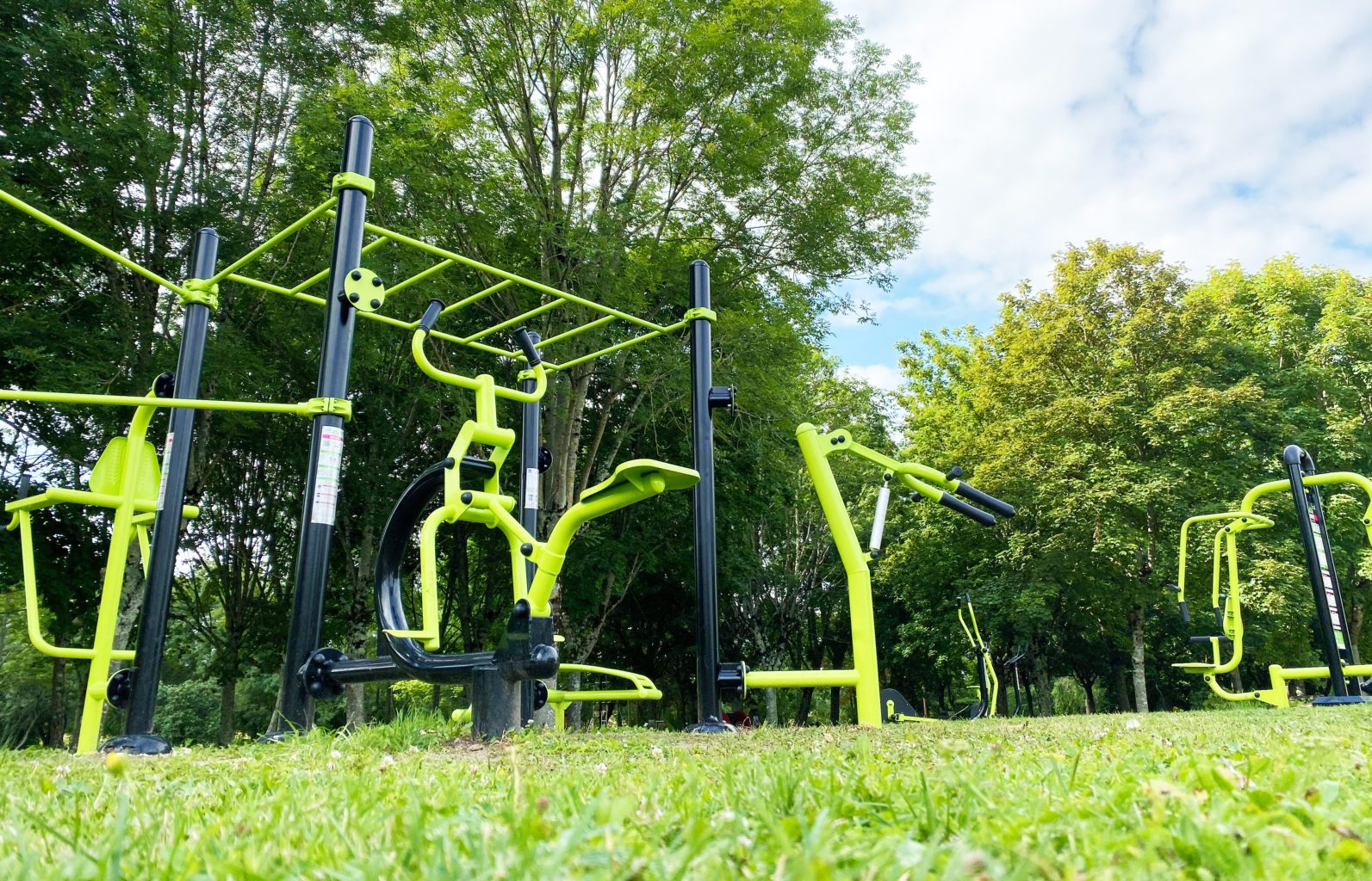 aire de street workout et fitness sur un sol en herbe