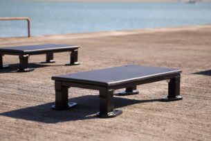 Agrès de sport extérieur pour une aire de fitness outdoor : step