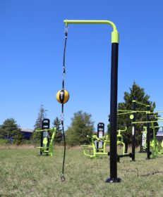 équipement de sport extérieur pour une aire de fitness outdoor : ballon double élastique