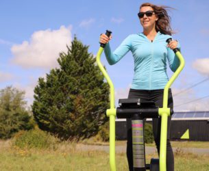 équipement de sport extérieur pour une aire de fitness outdoor : vélo elliptique chargeur r-pro vue 2