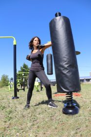 équipement de sport extérieur pour une aire de fitness outdoor : sac de frappe
