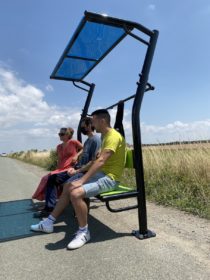 vestiaire extérieur avec banc pour une aire de fitness 3 personnes