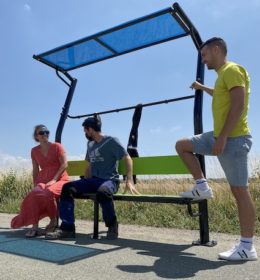 Vestiaire avec banc et abri pour une aire de fitness