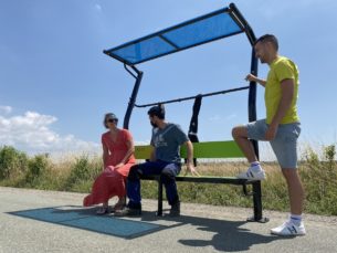 vestiaire extérieur avec banc pour une aire de fitness