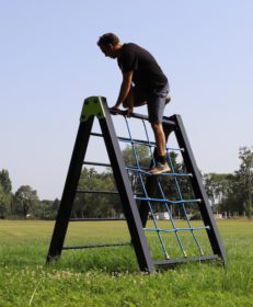 agrès de sport pour un parcours santé : dôme escalade