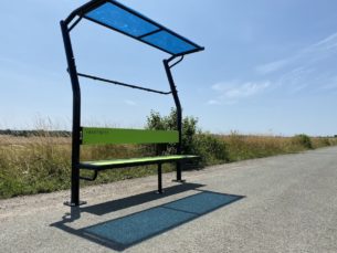 vestiaire extérieur avec banc pour une aire de fitness vue 2