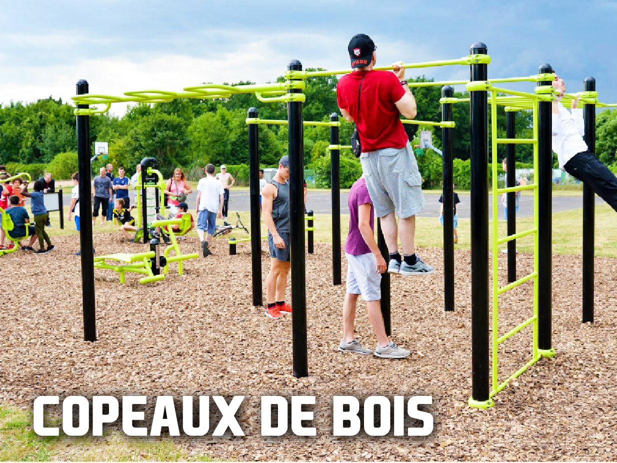 aire de fitness avec un sol en copeaux de bois