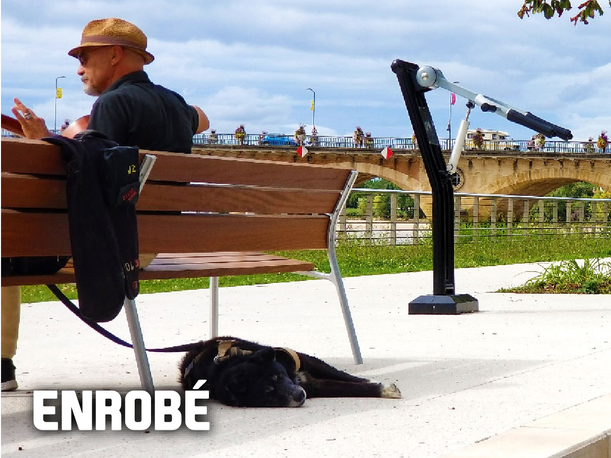 aire de fitness avec un sol enrobé