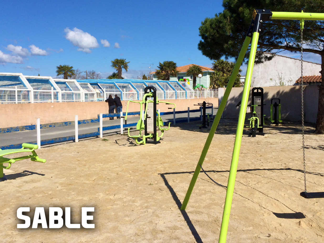 aire de fitness avec un sol en sable