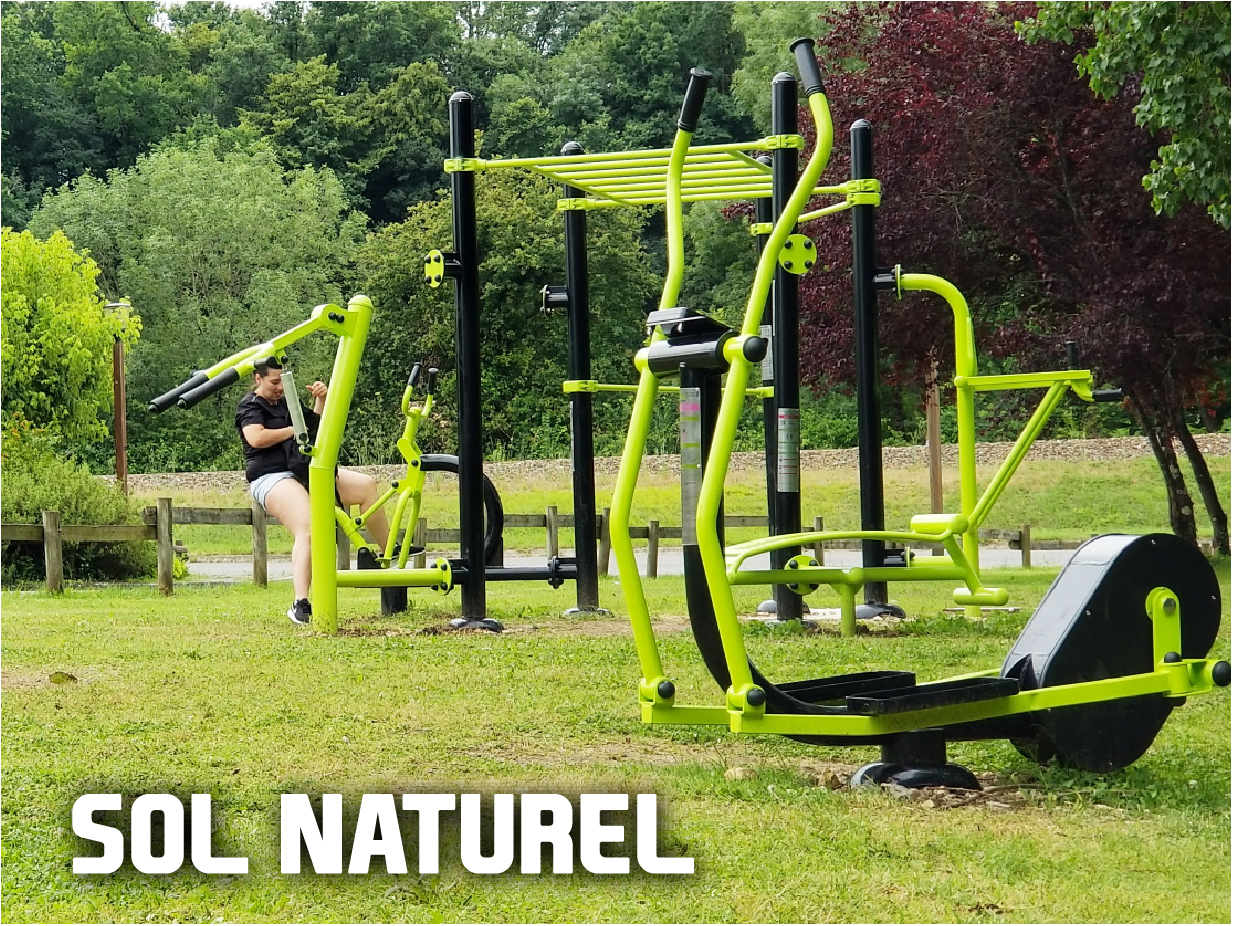 aire de fitness avec un sol naturel