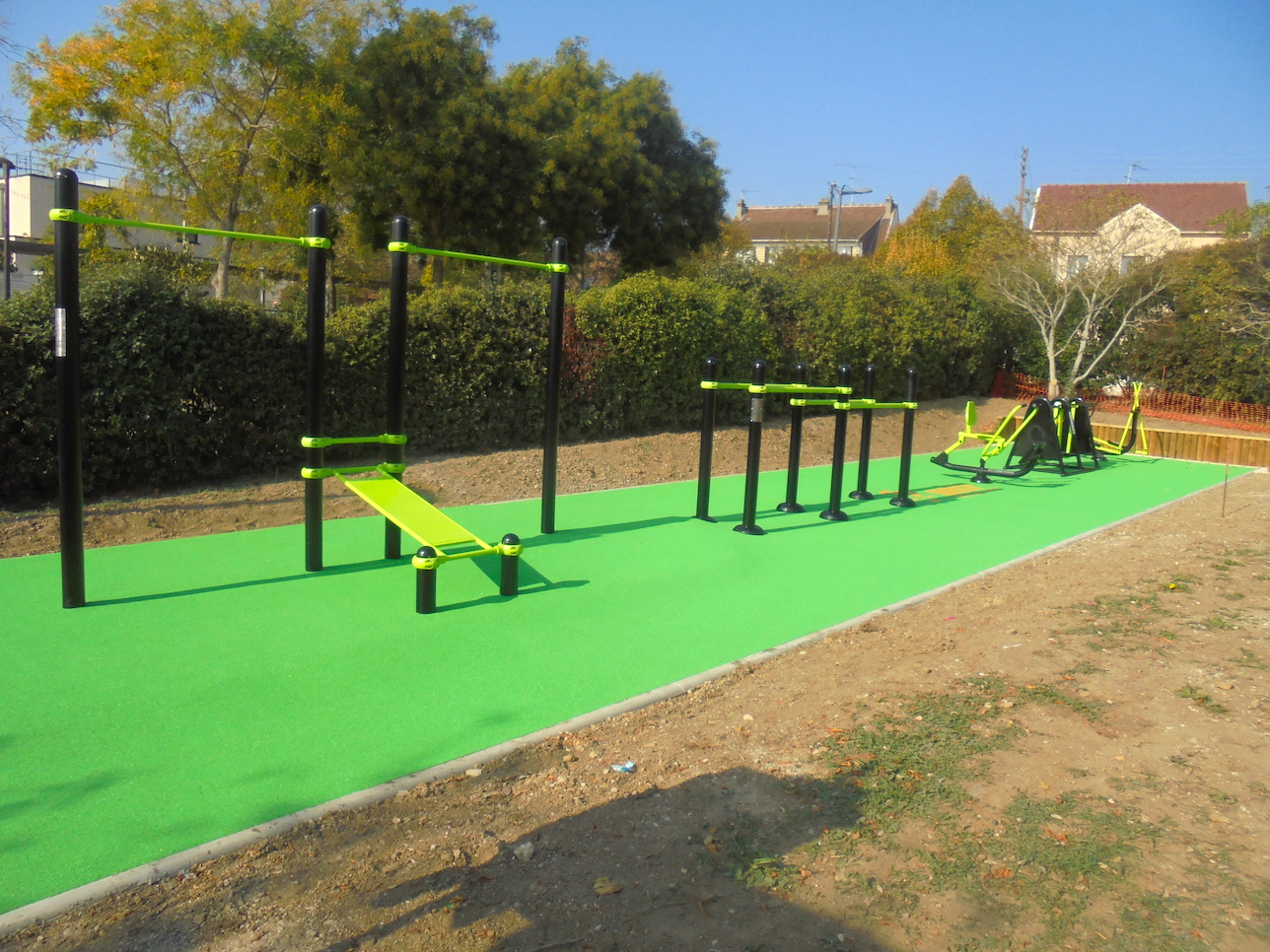 espace sportif agrès de sport extérieur street workout