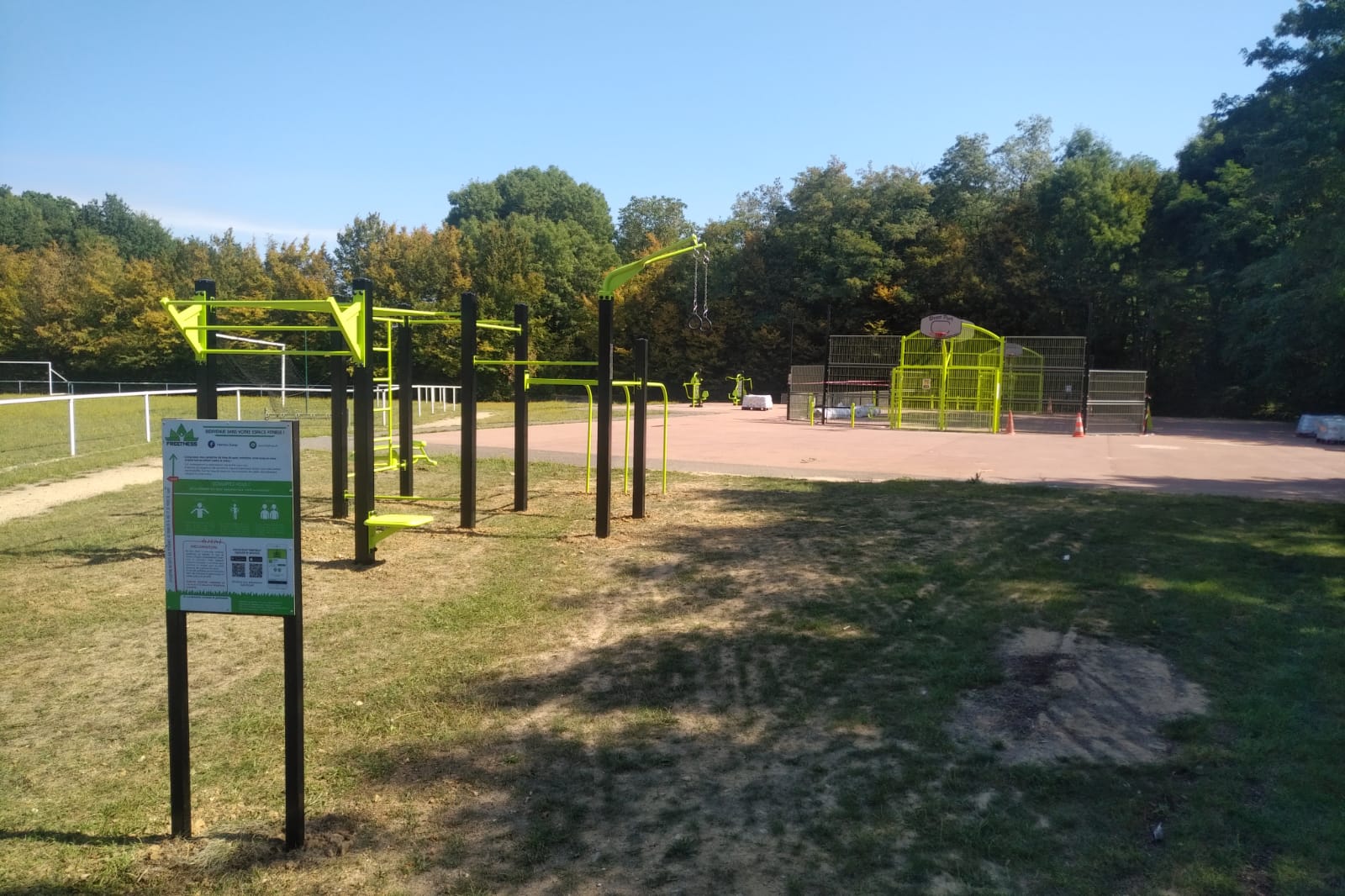 aire de fitness agrès de sport extérieur sol en herbe