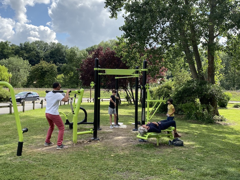 agrès de sport extérieur station aire de fitness jonzac vue 2