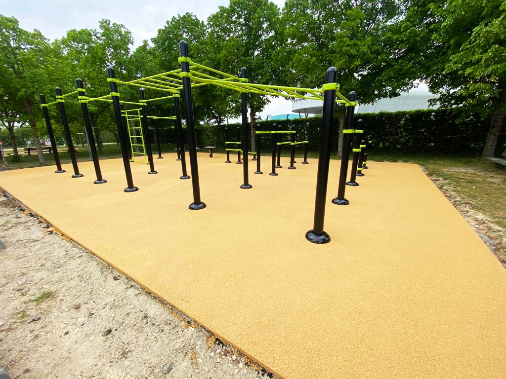 station de street workout. équipement de sport extérieur ferté bernard