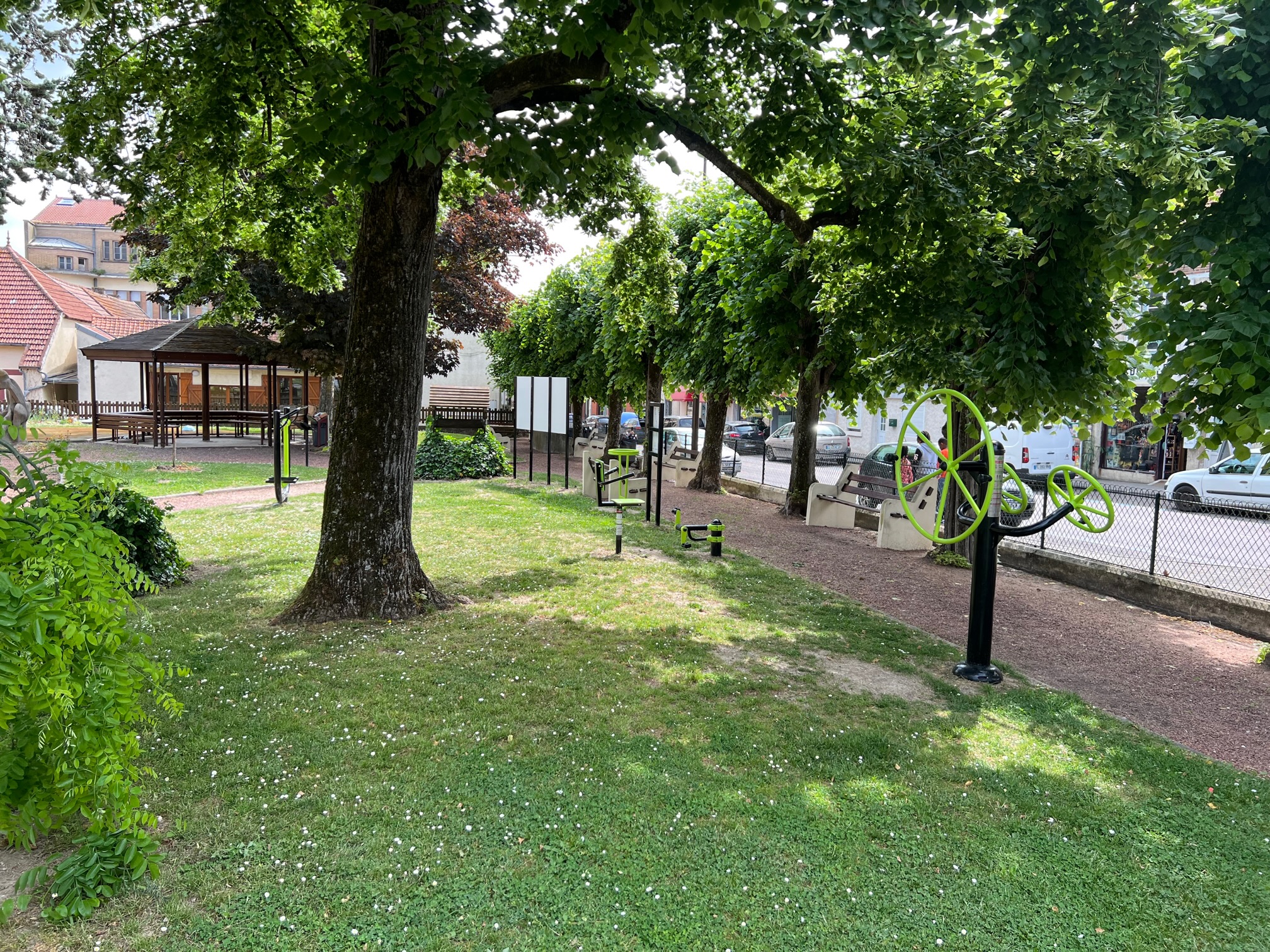 aire de fitness sur gazon équipement de sport extérieur le long d'un chemin romilly sur seine