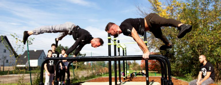 figures de deux athlètes de street workout sur un triple dips